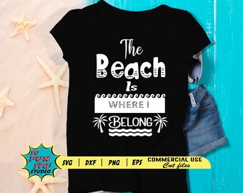 Peut inclure: T-shirt noir avec un texte blanc qui dit "The Beach Is Where I Belong" avec des palmiers et des vagues. Le texte est écrit dans une police d'écriture manuscrite.