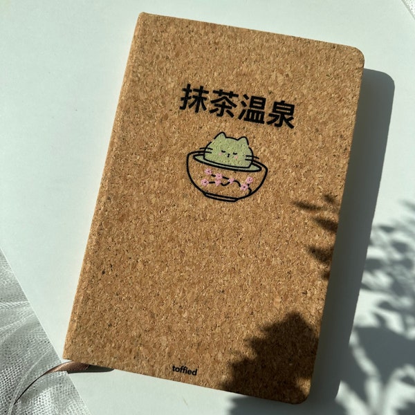 Notizbuch "Matcha Onsen" A5, 160 blanko Seiten - nachhaltiges Tagebuch aus Kork, Bullet Journal, Stempelheft - Hardcover, kawaii, japanisch