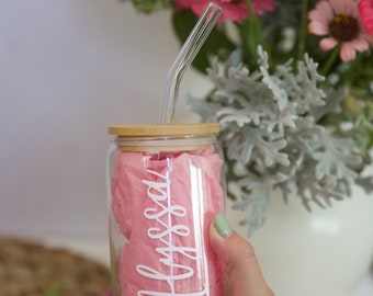 Taza de cristal personalizada con pajita y tapa, regalo de dama de honor, nombre personalizado, café helado