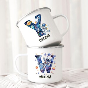 Espacio para tazas personalizado con letra inicial y nombre.  Para cumpleaños, matrícula escolar, bautizos, guardería, Navidad.