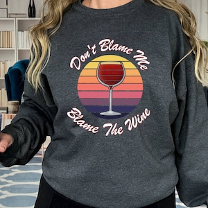 Don&#39;t Blame Me Blame The Wine スウェットシャツ、母の日のプレゼントに最適、彼女への贈り物、ワイン愛好家パーカー、楽しいワインセーター、お母さんへの贈り物、Swift