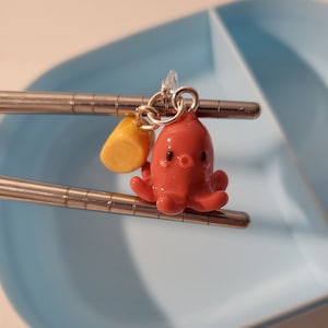 Breloque bento japonaise avec saucisses au poulpe et rouleaux d'oeufs || Porte-clés fait main en pâte polymère