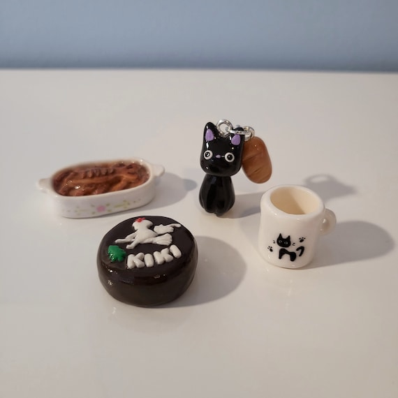 キキのマグカップ、チョコレートケーキ、ニシンのパイ、チャーム