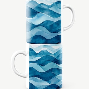 Puede incluir: Dos tazas de cerámica blanca apiladas una encima de la otra. Ambas tazas presentan un diseño azul acuarela de olas abstractas.