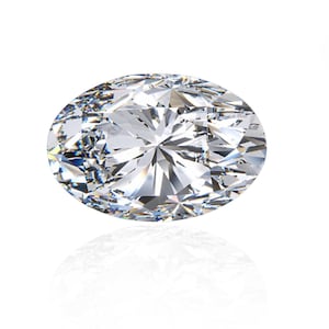 Può includere: Un grande diamante ovale trasparente con molte sfaccettature.