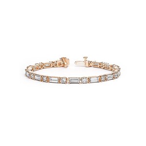 Op de afbeelding: Ros&eacute;gouden armband met afwisselende ronde en baguette-geslepen edelstenen. De armband is open en toont het sluitmechanisme. De edelstenen zijn helder en sprankelend, gezet in een delicaat, geschakeld ontwerp.