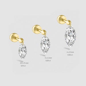 Può includere: Tre orecchini d'oro con un diamante ovale pendente. Gli orecchini sono mostrati in ordine crescente di dimensione da sinistra a destra. L'orecchino più piccolo è di 2,5 x 5 mm e 0,15 ct, l'orecchino centrale è di 3 x 6 mm e 0,25 ct, e l'orecchino più grande è di 4 x 8 mm e 0,50 ct.