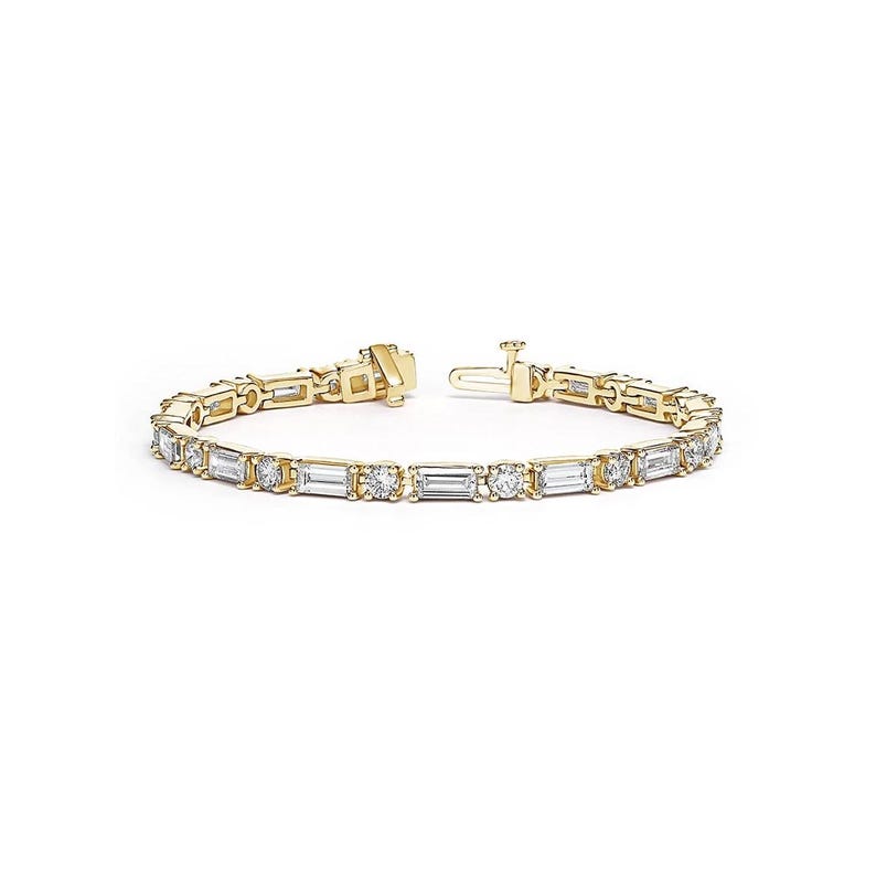 Op de afbeelding: Een gouden armband met een reeks afwisselende ronde en baguette-geslepen edelstenen. De armband is gemaakt van goud en heeft een sluiting. De edelstenen zijn helder en sprankelend, in een lineair patroon geplaatst.
