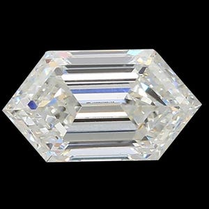 Puede incluir: Un diamante claro, facetado con una forma hexagonal única. La gema tiene un corte brillante y multifacético, que refleja la luz. El diamante está sobre un fondo negro, resaltando su claridad y brillo. Esta gema es ideal para joyería.