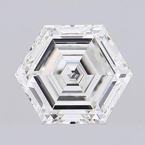 Op de afbeelding: Een gefacetteerde, kleurloze diamant met een unieke zeshoekige vorm. De edelsteen heeft precieze slijpsels en hoeken, waardoor een schitterend spel van licht en glans ontstaat. De facetten reflecteren het licht en tonen de helderheid en schittering van de diamant.
