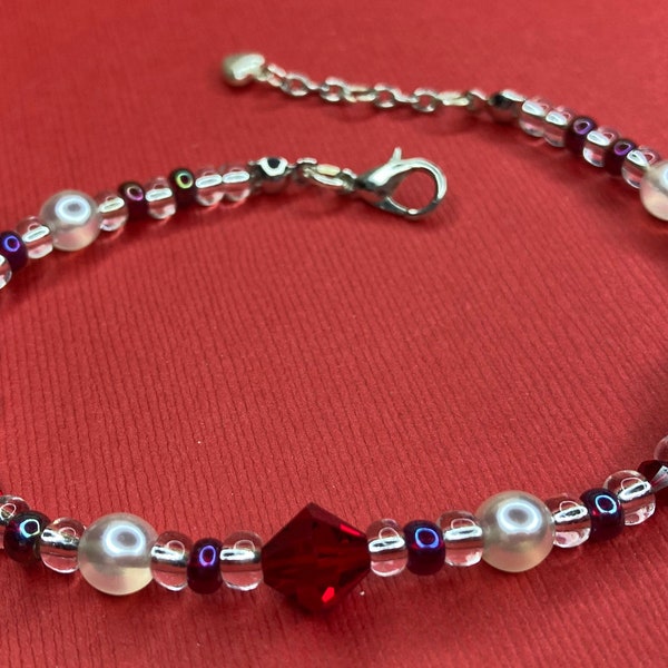 Elsa - Bracelet en perles de verre blanches irisées, toupies rouges en cristal et rocailles - Longueur réglable à 20,5, 21,5 et 22,5 cm
