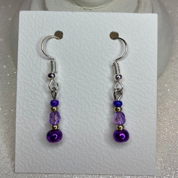 Lila - Boucles d'oreilles artisanales en perles de verre et rocailles - Couleurs : Violet et mauve
