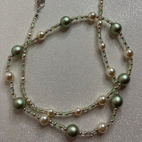 Vanessa - Collier vert d'eau et beige, en perles de verre et rocailles