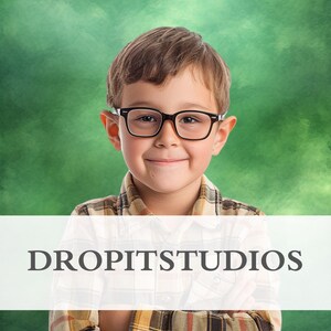 Puede incluir: Un niño pequeño con gafas y una camisa a cuadros sonríe a la cámara. El texto "DROPITSTUDIOS" se muestra en una pancarta blanca frente a él.