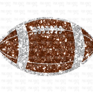 Puede incluir: Una pelota de fútbol marrón y plateada con purpurina. La pelota de fútbol está decorada con purpurina plateada y tiene una textura de cuero marrón.