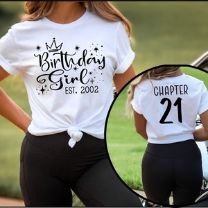 K&ouml;nnte beinhalten: Wei&szlig;es T-Shirt mit schwarzem Text, der "Birthday Girl Est. 2002" mit einer Krone und Sternen sagt. Ein zweites wei&szlig;es T-Shirt mit schwarzem Text, der "Chapter 21" sagt.
