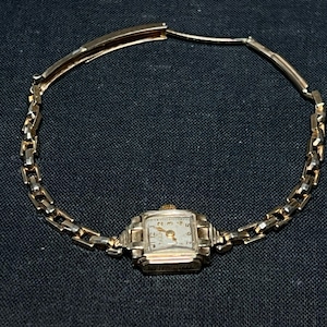 Vintage Bulova Womens 10K Yellow Gold Filled Manual Wind Wristwatch