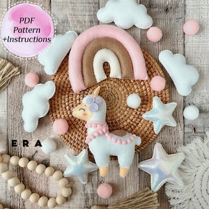 Op de afbeelding: Een vilt knutselset met een lama, regenboog, wolken en sterren. De set bevat een PDF-patroon en instructies. De set is perfect voor een kinderkamer of babykamer.