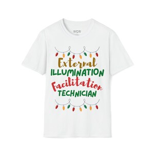 Könnte beinhalten: Weißes T-Shirt mit einem Weihnachtslicht-Design und dem Text "External Illumination Facilitation Technician".