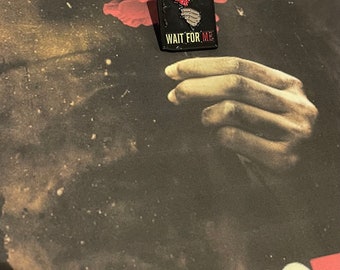 Insignia con el logotipo &quot;Wait for Me&quot; de Hadestown: imprescindible para los fans