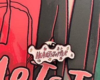 Insignia con el logotipo de Heartstopper: accesorio perfecto para los fans