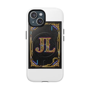 Peut inclure: Coque d'iPhone blanche avec un panneau arrière noir orné des initiales "JL" dans une police de caractères colorée et ornée. Le design comprend des accents dorés et bleus, avec un motif de type circuit imprimé.