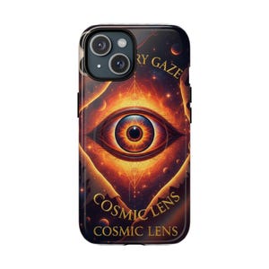 Peut inclure: Coque de téléphone noire avec un motif d'œil cosmique. Le texte "COSMIC LENS" et "RY GAZE" est présent. L'œuvre d'art est dans les tons orange, or et noir, avec un œil détaillé au centre.