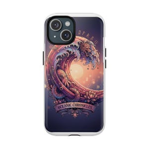 Peut inclure: Coque de téléphone à bordure blanche avec une illustration d'une pieuvre et d'un dragon dans une vague stylisée. Le design utilise des couleurs violettes, roses et oranges, avec le texte "OCEANIC CHRONICLES" sur une bannière.