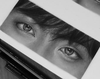 Dibujo de BTS Jin, dibujo a carboncillo, dibujo a lápiz de retrato de ojos personalizado, boceto de ojos en blanco y negro de Seokjin, arte de lápiz de ojos, arte personalizado