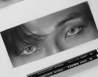 Dibujo de BTS RM, dibujo a carboncillo, dibujo a lápiz de retrato de ojos personalizado, boceto de ojos en blanco y negro de Namjoon, arte de lápiz de ojos, arte personalizado