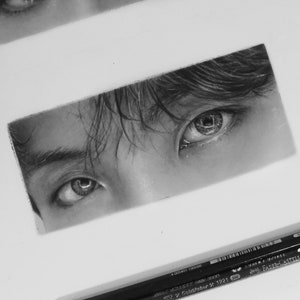 Puede incluir: Un dibujo a l&aacute;piz en blanco y negro de la cara de una persona, centr&aacute;ndose en el ojo izquierdo. El ojo est&aacute; dibujado con detalle, con sombras y luces.