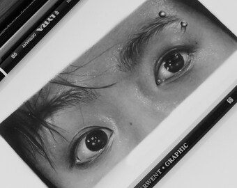 Dibujo de Jungkook de BTS, dibujo a carboncillo, dibujo a lápiz de retrato de ojos personalizado, boceto de ojos en blanco y negro, arte de lápiz de ojos, arte personalizado