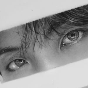 Puede incluir: Un dibujo en blanco y negro de primer plano de los ojos de una persona. Los ojos est&aacute;n dibujados con gran detalle, mostrando las pesta&ntilde;as, el iris y la pupila.