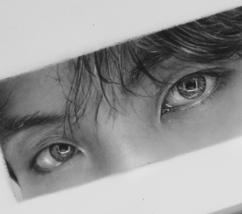 Puede incluir: Un dibujo en blanco y negro de primer plano de los ojos de una persona. Los ojos est&aacute;n dibujados con gran detalle, mostrando las pesta&ntilde;as, el iris y la pupila.