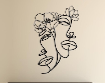 Arte de pared minimalista con caras de metal y flores: decoración para habitación de mujer