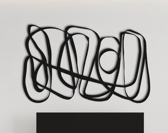 Könnte beinhalten: Ein abstraktes Wandbild in Schwarzweiß mit modernem Design. Das Kunstwerk hängt über einem schwarzen Fernsehtisch mit einem Flachbildfernseher.