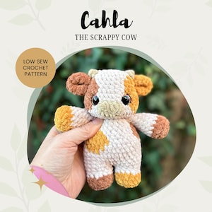 Könnte beinhalten: Gehäkeltes Kuh-Plüschtier mit braunen, weißen und gelben Flecken. Die Kuh hat große schwarze Augen und kleine Ohren. Der Text "Cahla The Scrappy Cow" steht über der Kuh. Eine kreisförmige Grafik lautet "LOW SEW CROCHET PATTERN".