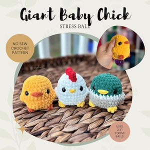Peut inclure: Trois animaux en peluche crochetés : un poussin jaune, une poule blanche et un canard vert. Chaque animal est fait avec une balle anti-stress de 6 cm à l’intérieur. Les animaux sont assis sur une surface en osier tressé. Le texte « Giant Baby Chick Stress Ball » est en haut de l’image. Le texte « No Sew Crochet Pattern » est en haut à gauche. Le texte « Uses 6 cm Stress Balls » est en bas à droite.