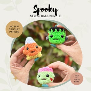 Könnte beinhalten: Ein Set aus drei gehäkelten Halloween-Stressbällen. Das Set enthält ein Maisbonbon, ein grünes Frankenstein-Monster und einen Zombie. Der Text auf dem Bild lautet "Spooky Stress Ball Bundle" und "No Sew Crochet Pattern". Die Stressbälle verwenden 4,57 cm Stressbälle.