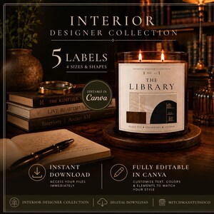 Op de afbeelding: Een brandende kaars in een glazen pot met een label met de tekst "The Library". Het label bevat ook de geurnoten: Zwarte Thee, Cederhout en Leer. De afbeelding bevat boeken, een vergrootglas en tekst met de tekst "Interior Designer Collection."