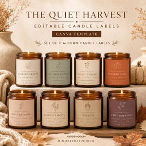 Op de afbeelding: Acht amberkleurige glazen kaarsen met labels voorzien van herfstillustraties en de teksten Falling Leaves, Autumn Woods, Cozy Evening, Pumpkin Spice, Golden Hour, Harvest Moon, Fireside en Crisp Mornings, elk gemarkeerd met 8 oz / 226 g.