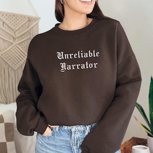 Sudadera de Narrador Poco Confiable, Camiseta de Cuello Redondo de Autor de Libros, Ropa Literaria, Ropa Ligera de Academia, Regalo Divertido para Escritores, Grunge Suave, Unisex