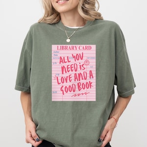 Bibliotheekkaart leesgrage shirt, alles wat je nodig hebt is liefde en een goed boek, leuk leescadeau, literaire geschenken, retro boekenwurm, comfortabele kleuren unisex