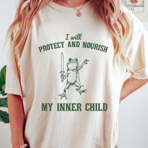 インナーチャイルドメンタルヘルスシャツ、スクールカウンセラー、セラピーTシャツ、面白いカエルシャツ、セルフケア、セラピストへのギフト、ミーム、心地よい色