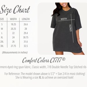 Pu&ograve; includere: Tabella delle taglie per una t-shirt con misure in pollici per le taglie dalla S alla 3XL. La tabella mostra le misure di larghezza e lunghezza per ogni taglia. Il testo "Comfort Colors C1717&reg;" si trova nella parte inferiore della tabella. Il testo "Garment-dyed ring spun fabric, Classic width, 7/8 Double Needle Top Stitched rib collar" si trova sotto il nome del marchio. Il testo "Per riferimento: La modella mostrata sopra &egrave; alta 5'2" + Taglia 2/4 nella maggior parte degli abiti! Indossa una taglia XL per ottenere un look oversize!" si trova nella parte inferiore della tabella.