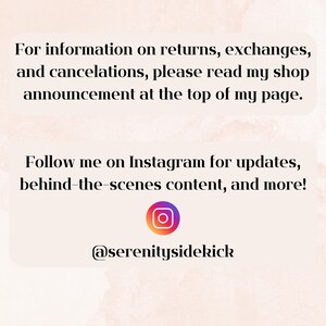 Op de afbeelding: Tekst op een roze achtergrond die luidt: "Voor informatie over retourzendingen, omruilingen en annuleringen, lees dan mijn winkelmededeling bovenaan mijn pagina. Volg me op Instagram voor updates, behind-the-scenes content en meer! @serenitysidekick"