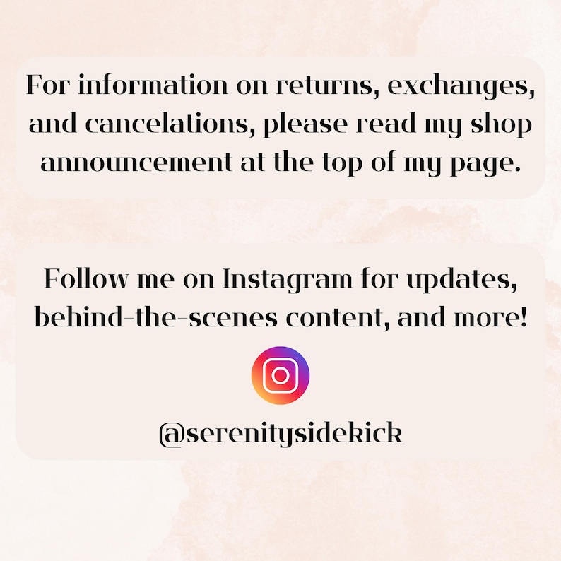 Op de afbeelding: Tekst op een roze achtergrond die luidt: "Voor informatie over retourzendingen, omruilingen en annuleringen, lees dan mijn winkelmededeling bovenaan mijn pagina. Volg me op Instagram voor updates, behind-the-scenes content en meer! @serenitysidekick"