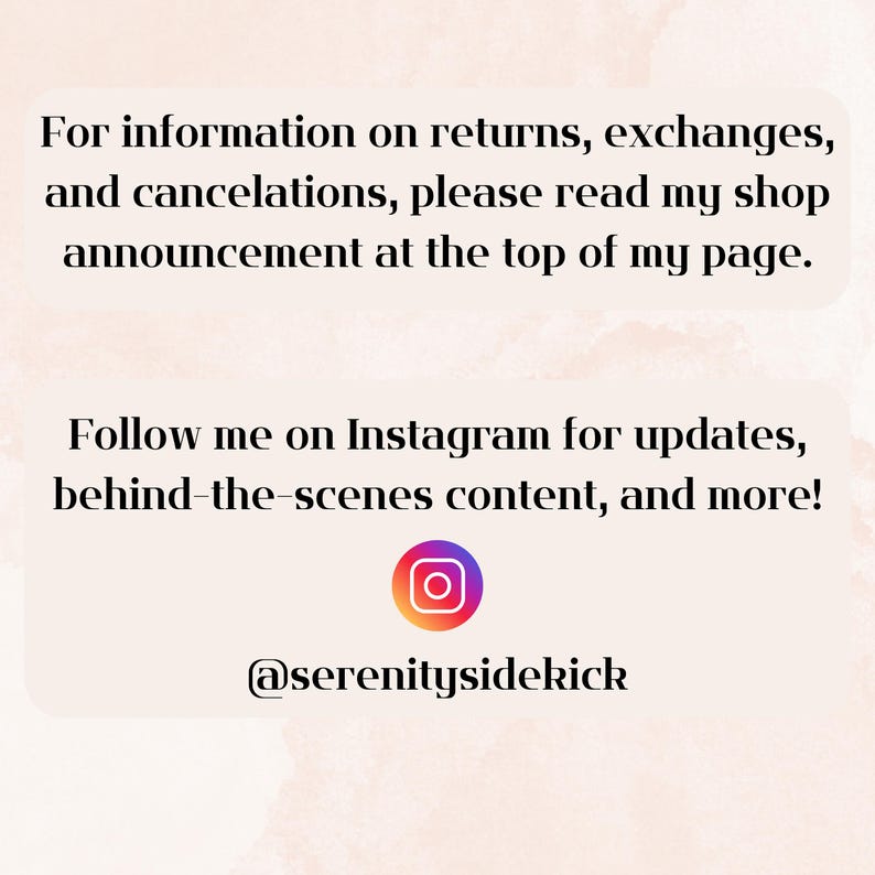K&ouml;nnte beinhalten: Text auf rosa Hintergrund, der lautet: "F&uuml;r Informationen zu R&uuml;ckgaben, Umtausch und Stornierungen lesen Sie bitte meine Shop-Ank&uuml;ndigung oben auf meiner Seite. Folgen Sie mir auf Instagram f&uuml;r Updates, Behind-the-Scenes-Inhalte und mehr! @serenitysidekick"