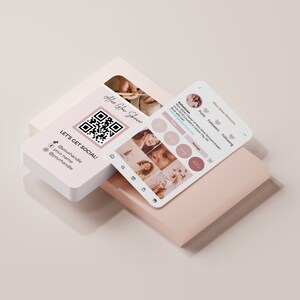 Puede incluir: Una tarjeta de visita rosa y blanca con un c&oacute;digo QR y el texto "Let's Get Social!" La tarjeta tambi&eacute;n incluye identificadores de redes sociales. Se muestra un modelo de perfil de redes sociales en el fondo.