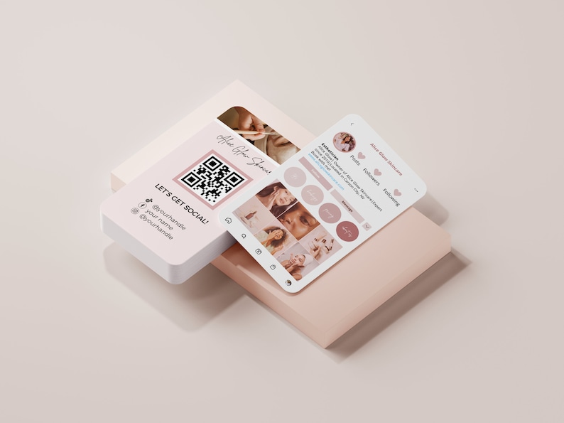 Puede incluir: Una tarjeta de visita rosa y blanca con un c&oacute;digo QR y el texto "Let's Get Social!" La tarjeta tambi&eacute;n incluye identificadores de redes sociales. Se muestra un modelo de perfil de redes sociales en el fondo.
